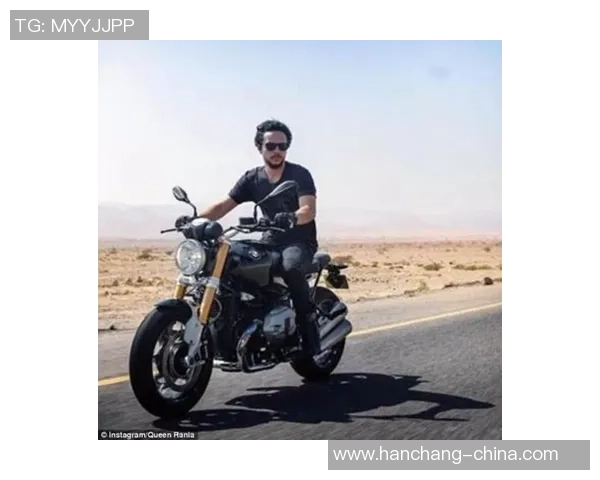 足球明星驾驶摩托车挑战极限速度勇敢驾驶背后的故事