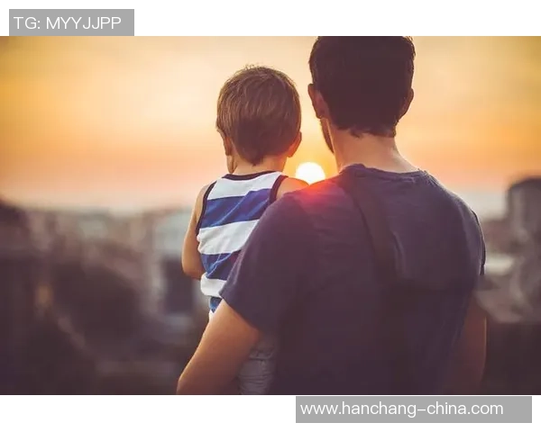 球星在足球场上陪伴孩子玩耍 温馨时刻展现父爱与运动精神 球星在足球场上陪伴孩子玩耍 温馨时刻展现父爱与运动精神