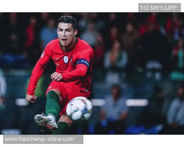 阳光下的足球巨星佩戴墨镜尽显时尚与霸气魅力风采